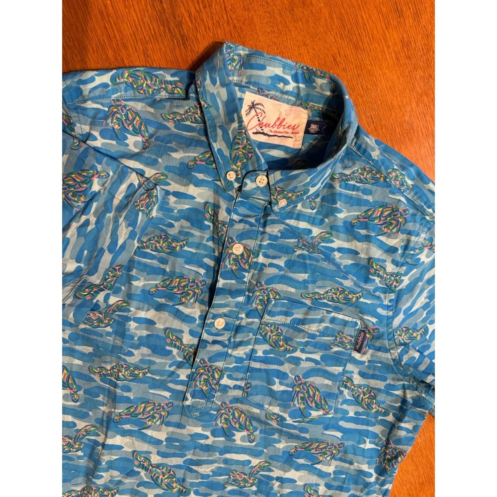 Chubbies Shirt Mens Small Blue Camo Sea Turtle Print Button Up Beach Stretch
